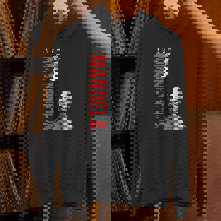 ネルソン・マンデラ 上げた 右手拳 食いしばり マンデラの日 パーカー