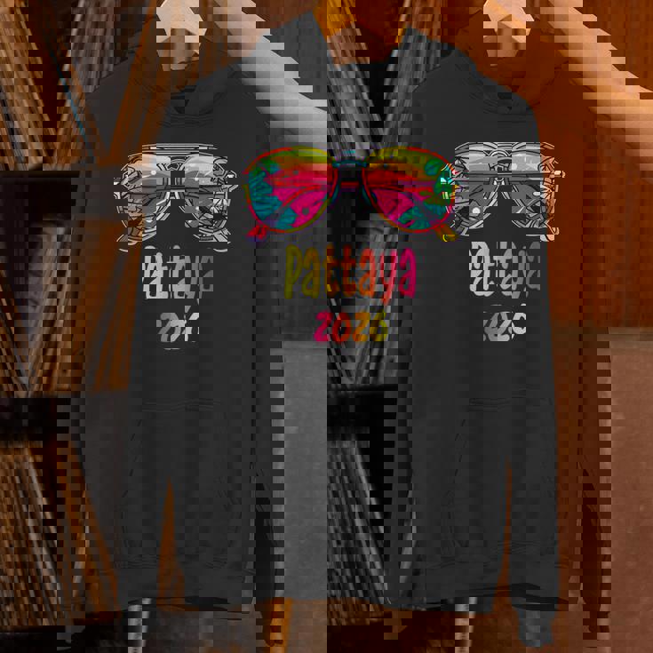 パタヤ 2026 サングラスの服装 パタヤ 2026 パーカー