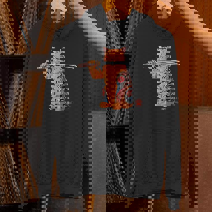 ヤクザ 猫 サムライ タトゥー 日本語 オレンジ 猫 グラフィック パーカー