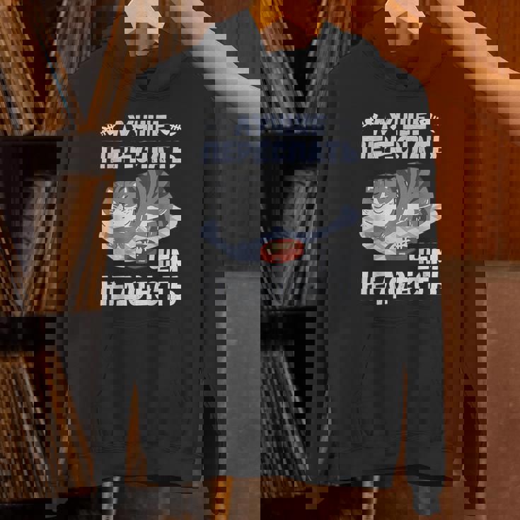 ロシア語の面白い猫のメッセージ「食べ足りないより寝過ぎの方がいい」 パーカー