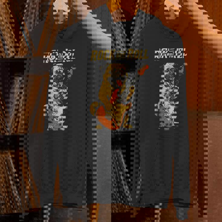 ロックするパグ犬 ギター演奏の面白デザイン パーカー