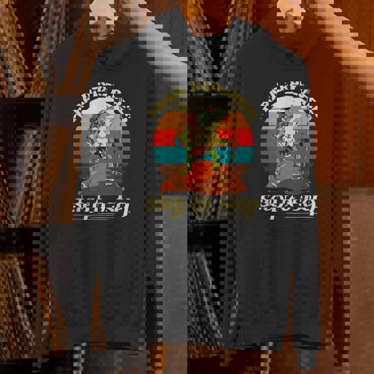 一歩ずつ、面白いカエルのハイキング山 パーカー