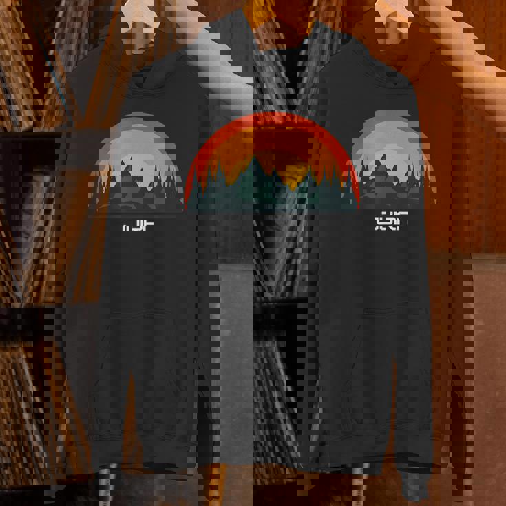 日没のジュラ山脈とハイマートカントン パーカー