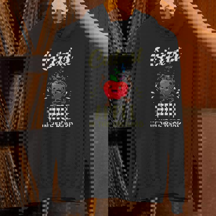 果樹園で一番かわいいリンゴ摘みシーズン。 パーカー