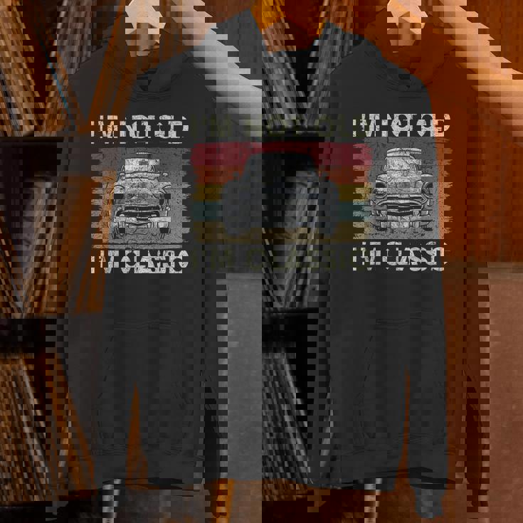 私は年をとっていない私はクラシックで面白い車好きの男性お父さんパパおじいちゃん パーカー