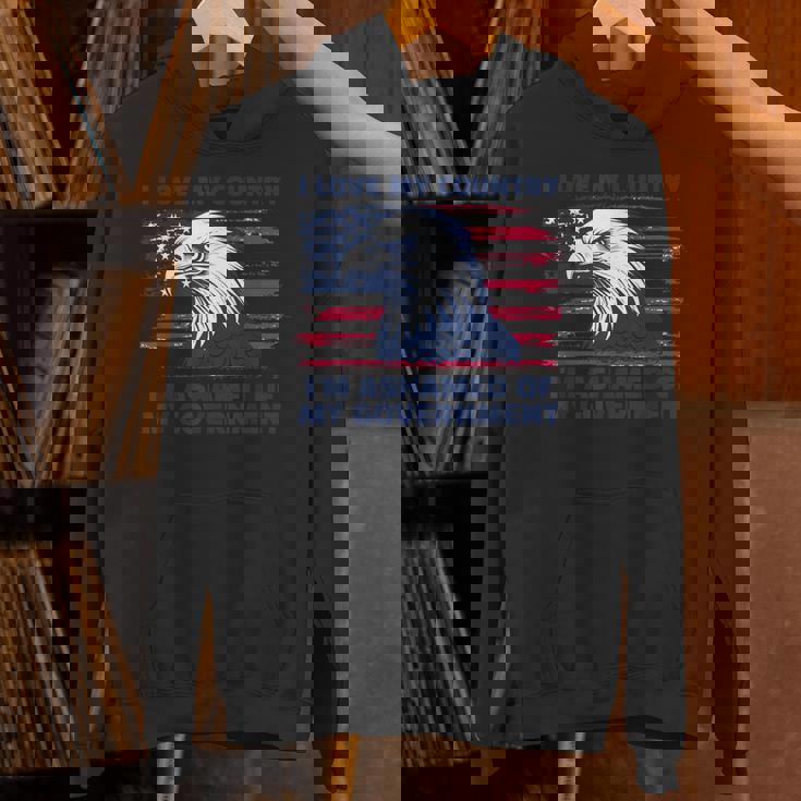 私は自分の国が大好きで、自分の政府が恥ずかしい パーカー