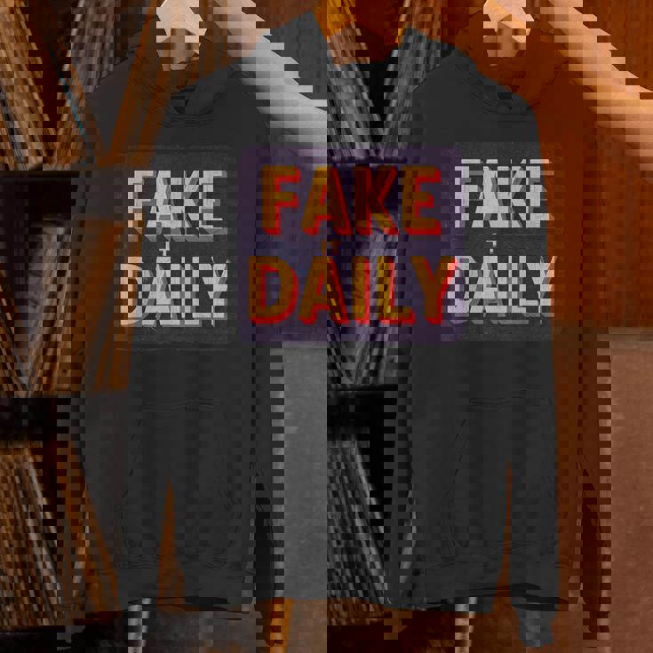 素晴らしいフェイクイットデイリーステートメントエンブレム。 パーカー