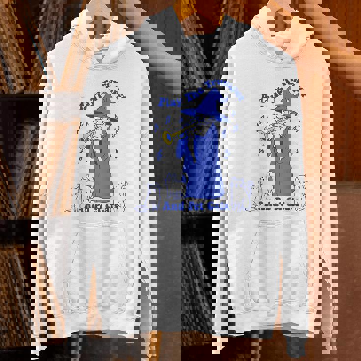 トランペットとペットの猫を弾く パーカー