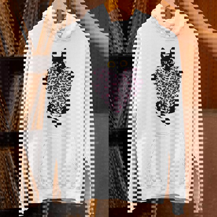 ピンクのヒョウ柄ハートを持つ黒猫 パーカー