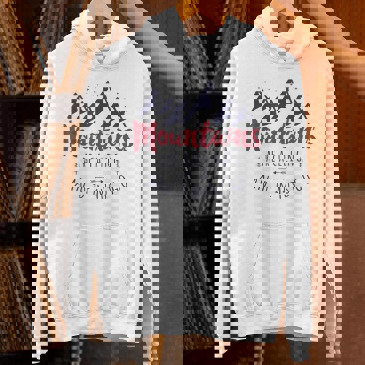 山が呼んでいるし、私は行かなければならない Wanderlust パーカー