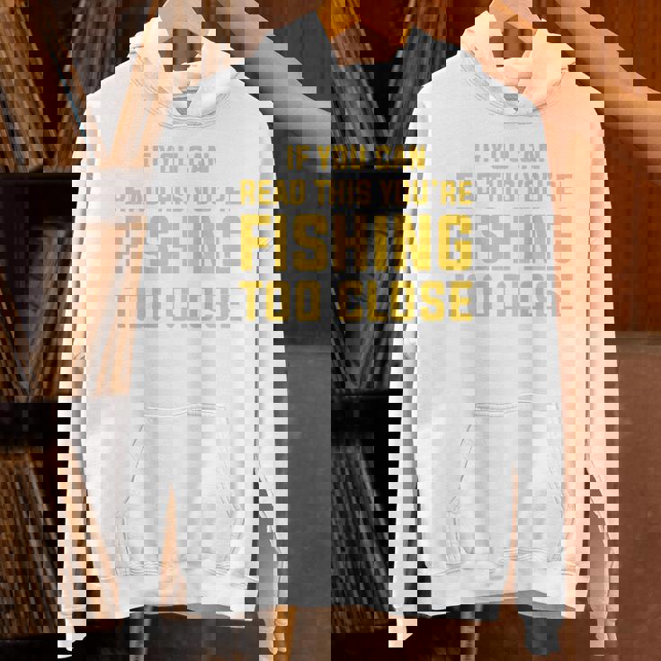 背面には「If You Can Read This You're Fishing Too Close パーカー