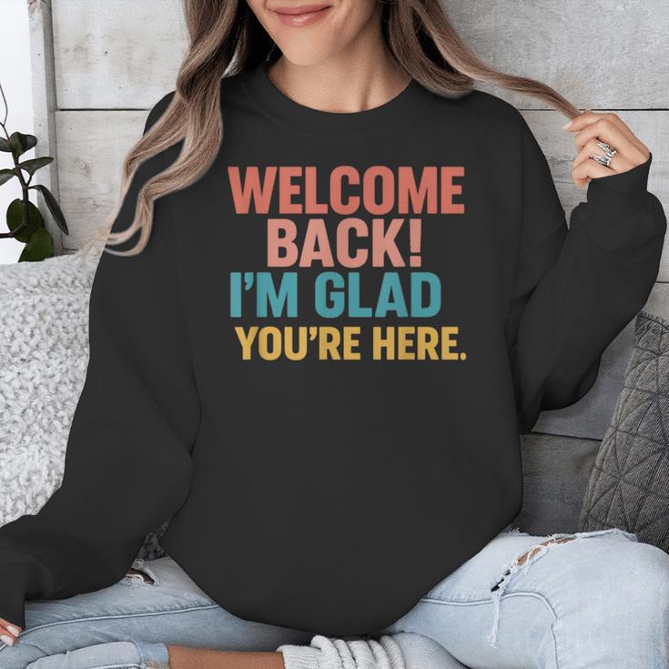 Welcome Back I'm Glad You'Re Here Retro Teacher Greeting Unisex Sweatshirt, funny design Welcome Back I'm Glad You'Re Here Retro Teacher Greeting Unisex Sweatshirt, funny design