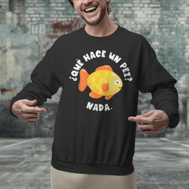 Que Hace Un Pez Nada Spanish Teacher Bilingual Teacher Dual Unisex Sweatshirt, gift for family, gift for coworker