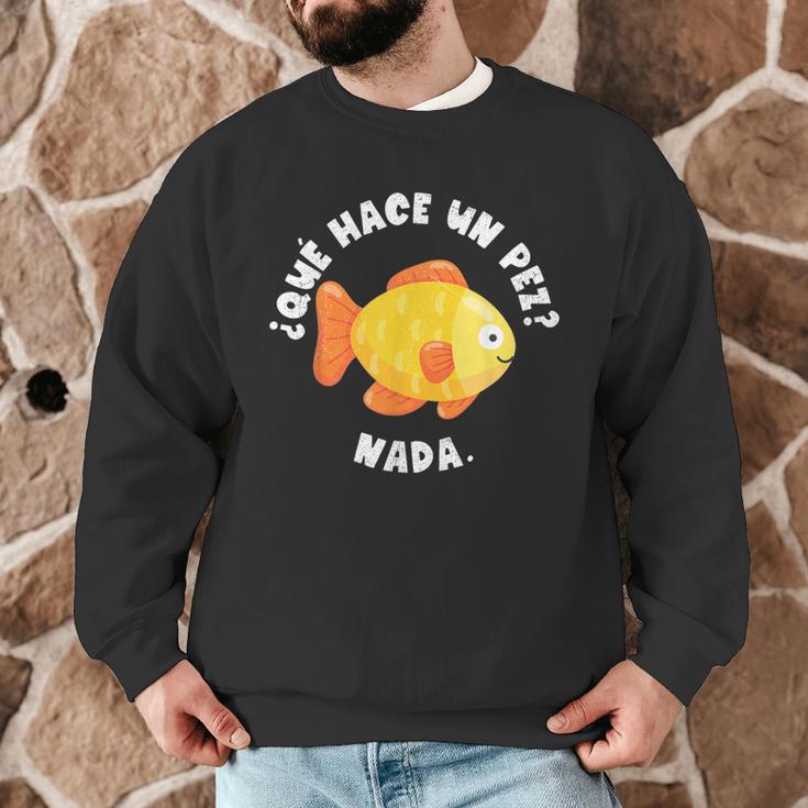 Que Hace Un Pez Nada Spanish Teacher Bilingual Teacher Dual Men Graphic Sweatshirt, novelty gifts, funny gifts Que Hace Un Pez Nada Spanish Teacher Bilingual Teacher Dual Men Graphic Sweatshirt, novelty gifts, funny gifts