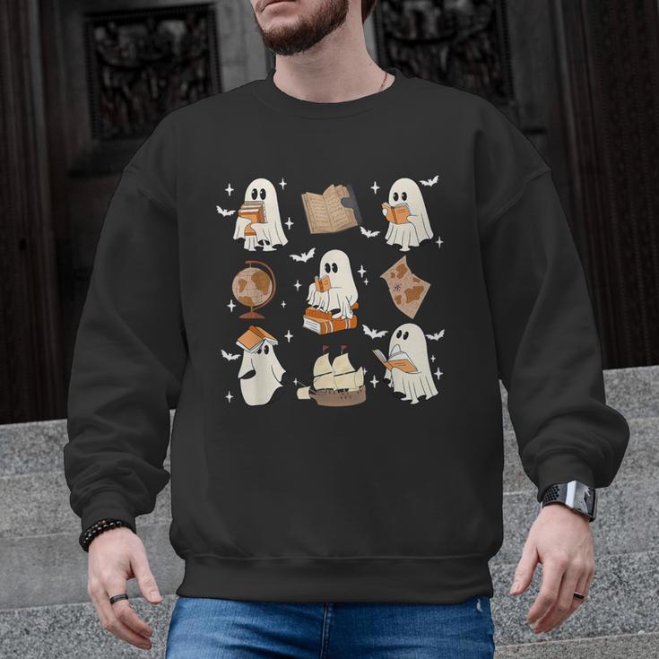 Cute Ghosts Reading Book Bookworm Halloween History Teacher Men Graphic Sweatshirt