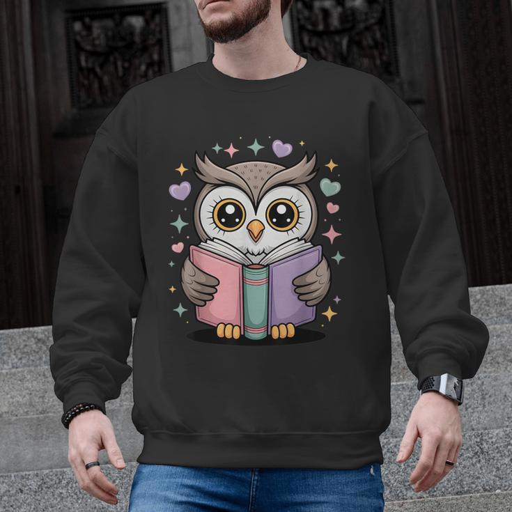 Cute Reading Owl Book Lover Teacher Librarian Bookworm Men Graphic Sweatshirt