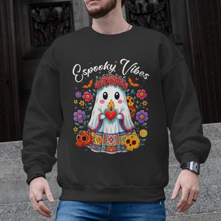 Espooky Vibes Maestra Halloween Spanish Mexican Teacher Men Graphic Sweatshirt