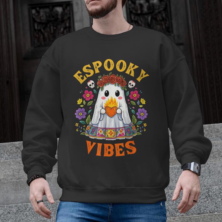 Espooky Vibes Spanish Mexican Halloween Ghost Teachers Men Graphic Sweatshirt