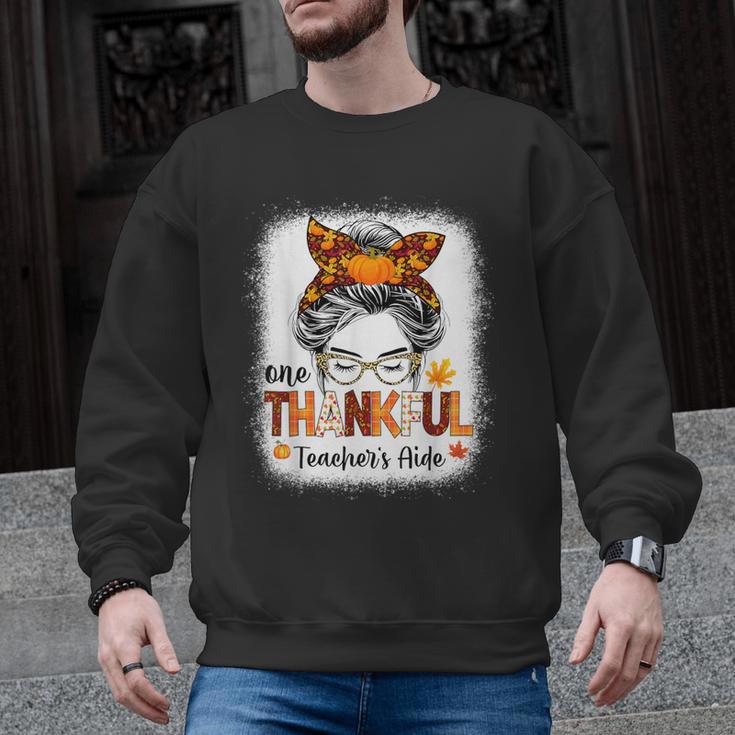 One Thankful Teacher's Aide Messy Bun Thanksgiving Fall Men Graphic Sweatshirt