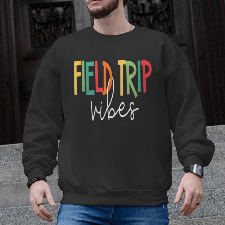 Retro Field Trip Vibes Vintage Field Trip Vibes Teacher Kids Men Graphic Sweatshirt