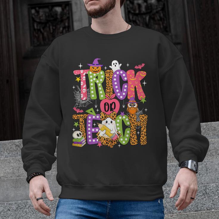 Retro Trick Or Teach Leopard Ghost Halloween Spooky Teacher Men Graphic Sweatshirt