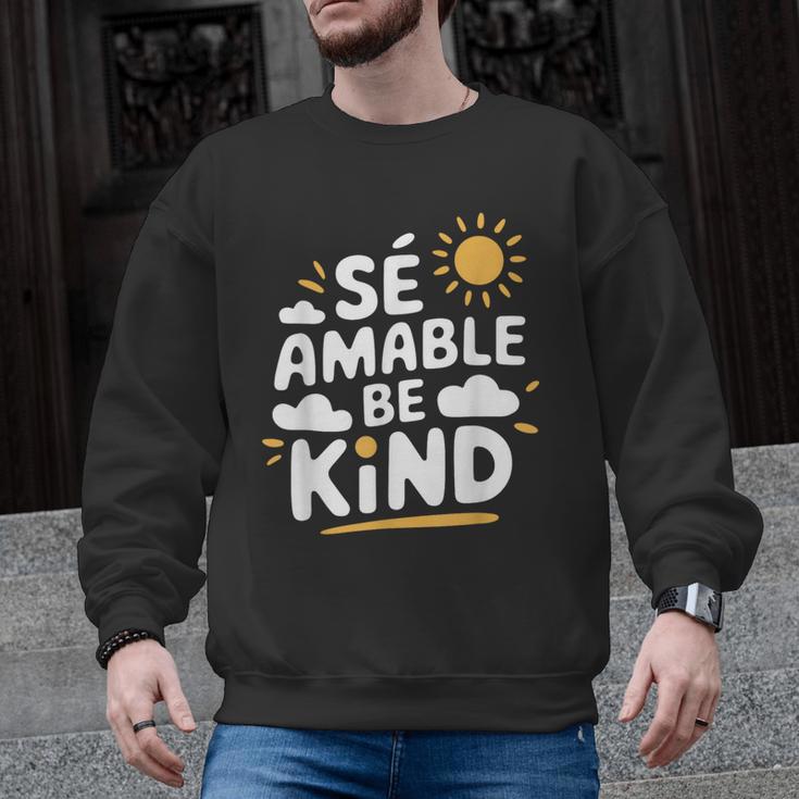 SÉ AMABLE Be Kind Bilingual Teacher Maestra Spanish Teacher Men Graphic Sweatshirt