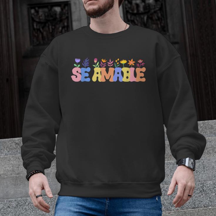 Se Amable Be Kind In Spanish Groovy Teacher Flowers Men Graphic Sweatshirt