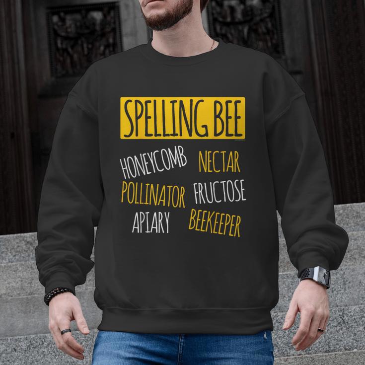Spelling Bee Halloween Pun Costume Beekeeper Teacher Men Graphic Sweatshirt
