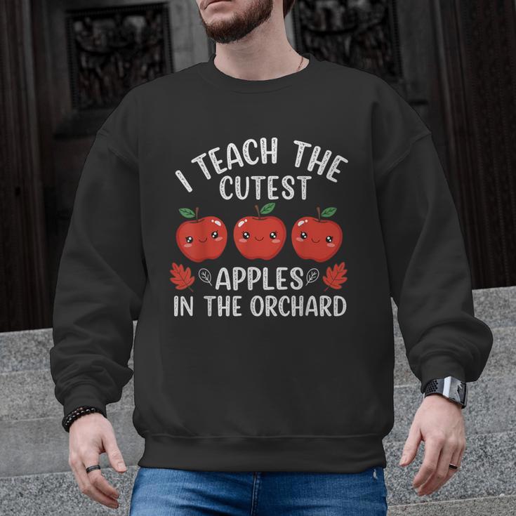 I Teach The Cutest Apples In The Orchard Cute Fall Teacher Men Graphic Sweatshirt