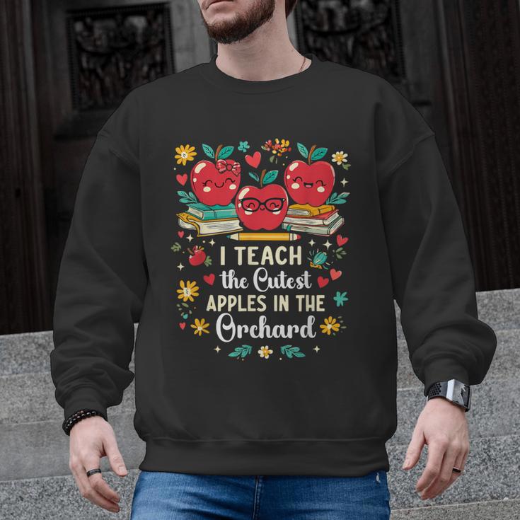 I Teach The Cutest Apples In The Orchard Cute Fall Teacher Men Graphic Sweatshirt
