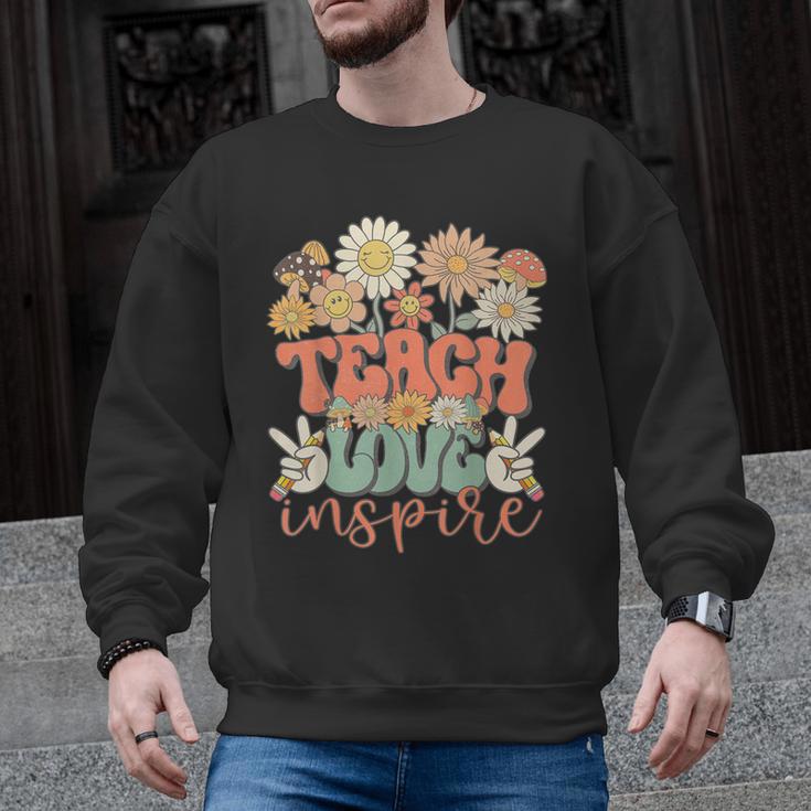 Teach Love Inspire Retro Groovy Daisy Back To School Teacher For Men Women Kids Men Graphic Sweatshirt