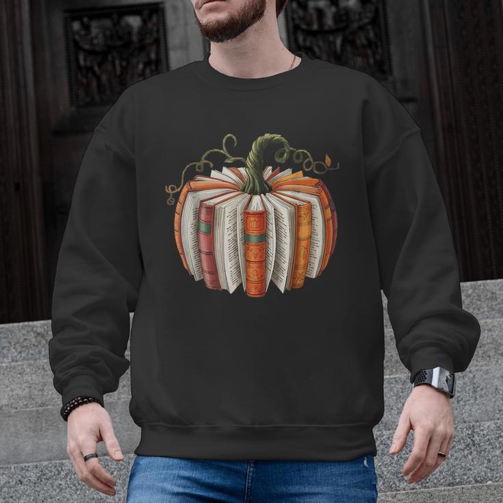 Vintage Book Pumpkin Autumn Fall Librarians Bookworm Teacher Men Graphic Sweatshirt