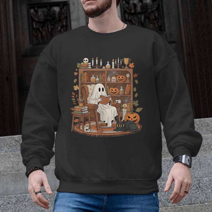 Vintage Ghost Book Reading Pumpkin Gothic Halloween Teachers Men Graphic Sweatshirt