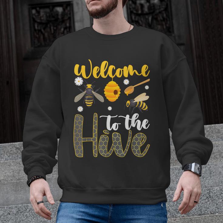 Welcome To The Hive Bee Teacher Back To School Men Graphic Sweatshirt
