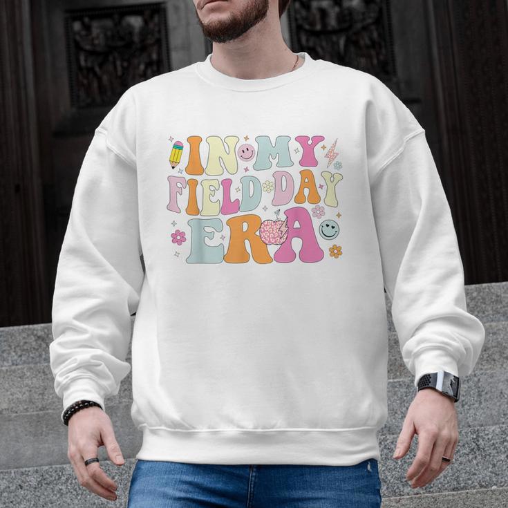 In My Field Day Era Teacher Kids Cute Groovy Field Day Men Graphic Sweatshirt