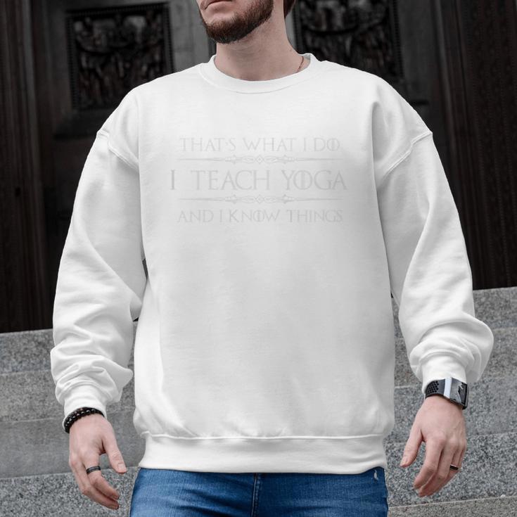 Yoga Teacher Instructor I Teach Yoga & I Know Things Men Graphic Sweatshirt