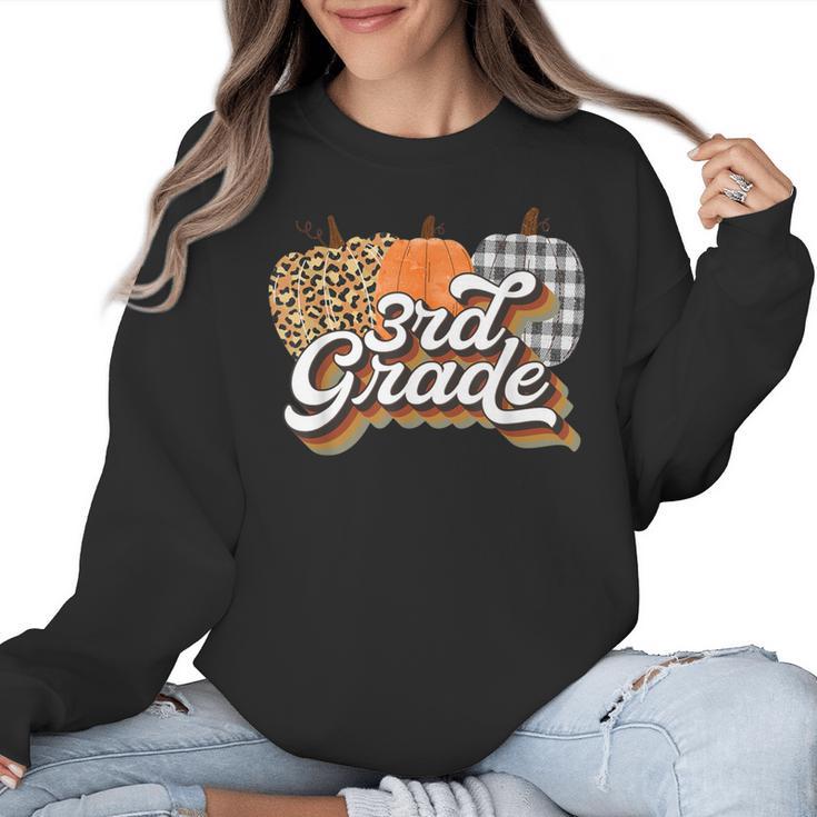 Fall Teacher Shirt 3rd Grade Teacher Retro Halloween Pumpkin Women Crewneck Sweatshirt