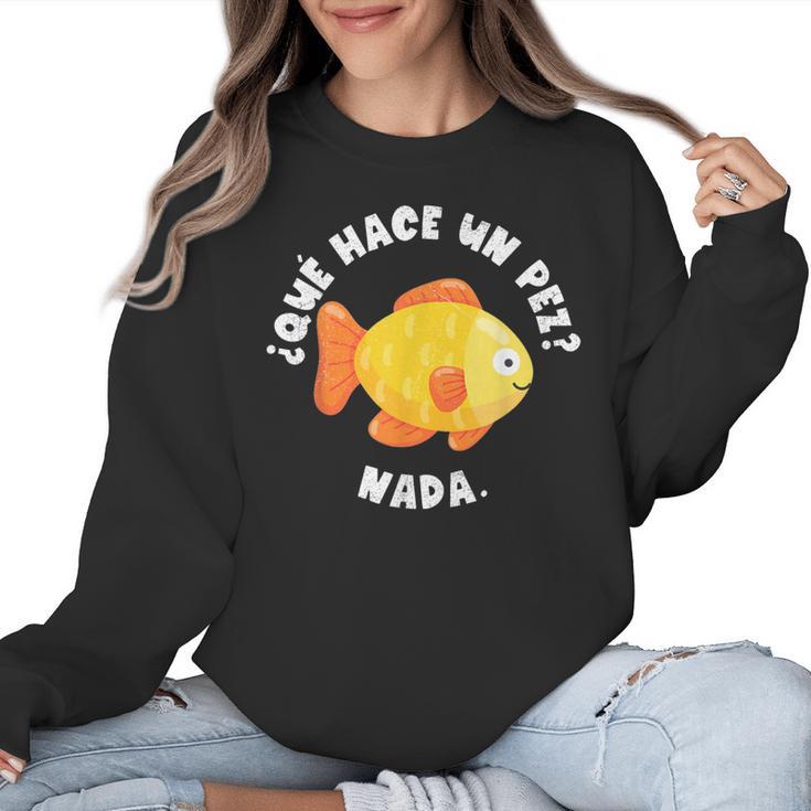 Que Hace Un Pez Nada Spanish Teacher Bilingual Teacher Dual Women Crewneck Sweatshirt