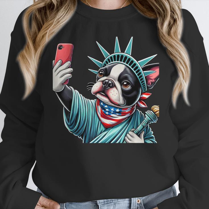 Boston Terrier Selfie Statue Of Liberty 4th Of July American Women Crewneck Sweatshirt, American Boston Terrier Gifts, Boston Terrier 4th Of July Gifts, funny design