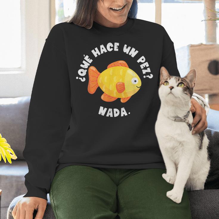 Que Hace Un Pez Nada Spanish Teacher Bilingual Teacher Dual Women Crewneck Sweatshirt, gift for family, gift for coworker Que Hace Un Pez Nada Spanish Teacher Bilingual Teacher Dual Women Crewneck Sweatshirt, gift for family, gift for coworker