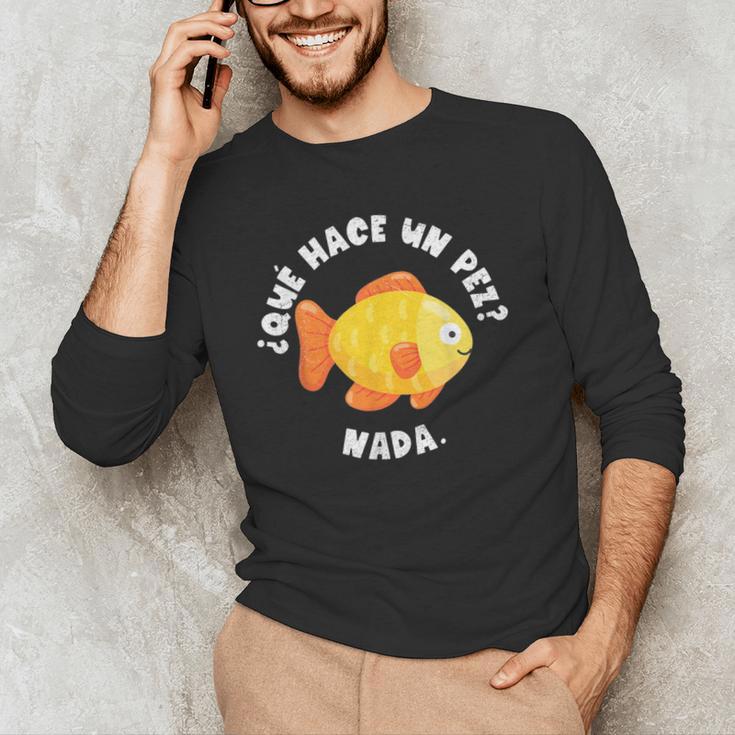 Que Hace Un Pez Nada Spanish Teacher Bilingual Teacher Dual Men's Long Sleeve T-Shirt, novelty gifts, funny gifts