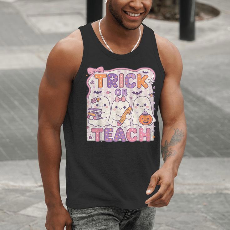 Trick Or Teach Retro Halloween Teacher Look Men Tank Top, funny gift