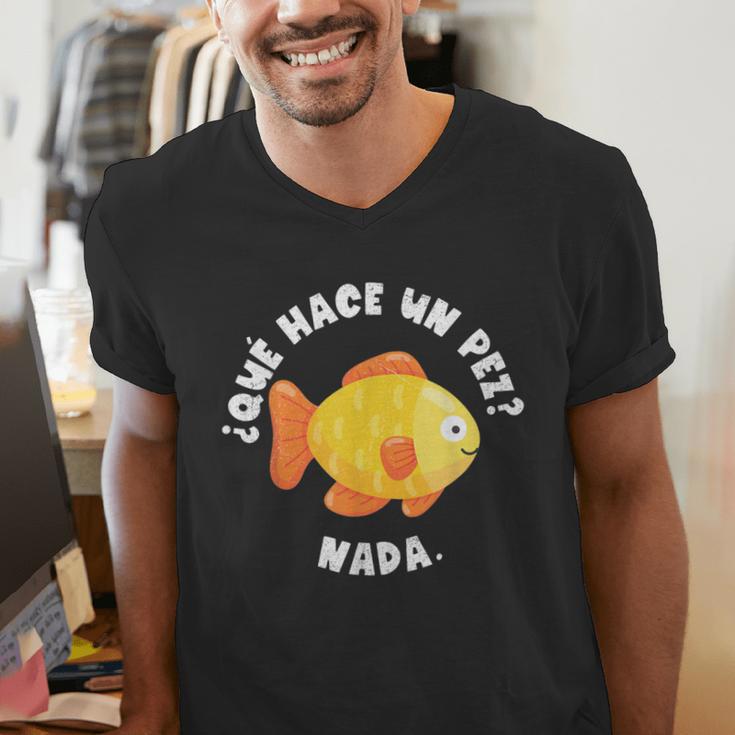 Que Hace Un Pez Nada Spanish Teacher Bilingual Teacher Dual Men's V-Neck T-Shirt, funny gift