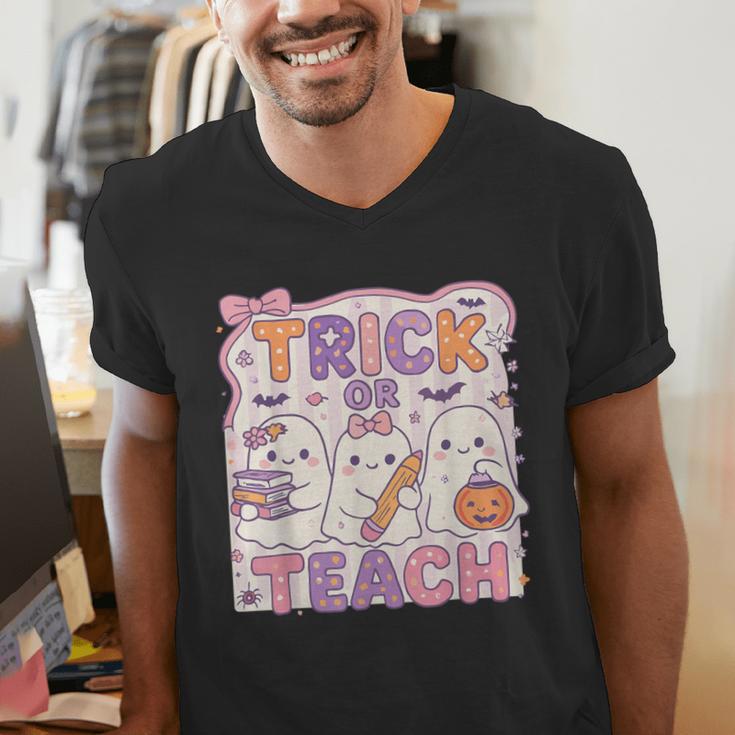 Trick Or Teach Retro Halloween Teacher Look Men's V-Neck T-Shirt, funny gift