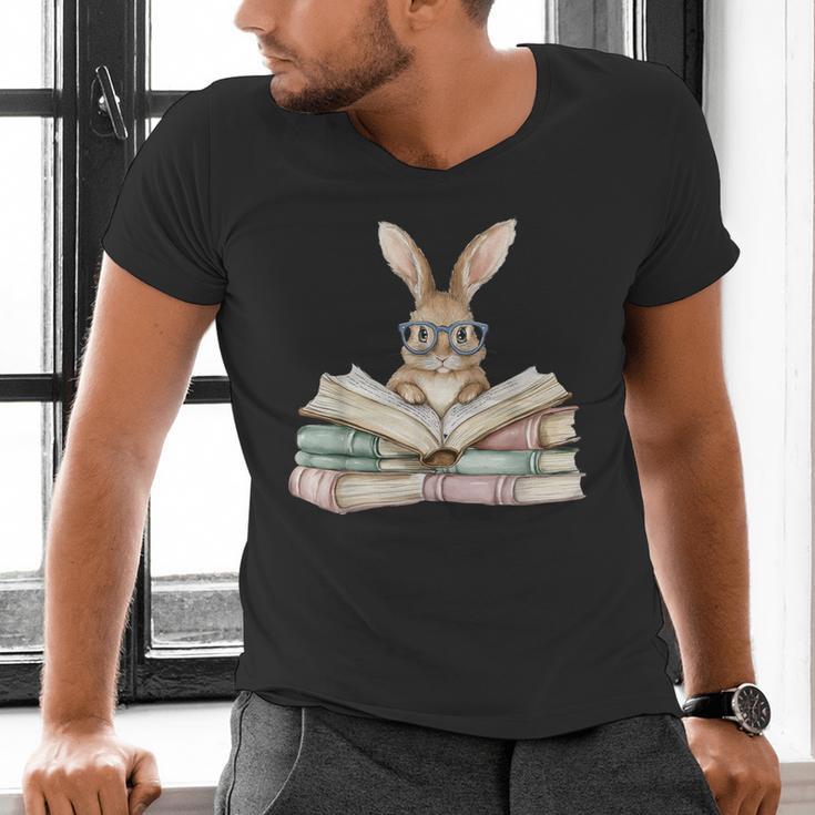 Cute Reading Bunny Glasses Books Bookworm Reader Teacher Men's V-Neck T-Shirt, gift for family, gift for coworker