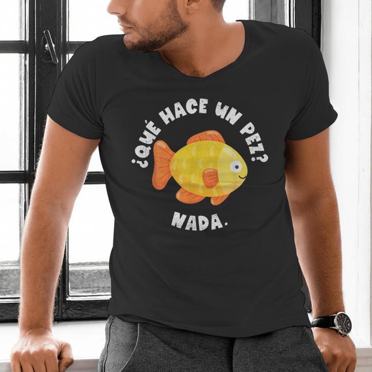 Que Hace Un Pez Nada Spanish Teacher Bilingual Teacher Dual Men's V-Neck T-Shirt, gift for family, gift for coworker