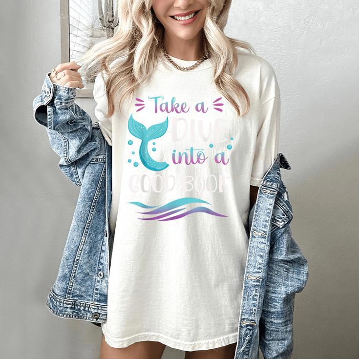Cute Mermaid Librarian Teacher Dive Into A Good Book Reading Women's Comfort Colors T-Shirt