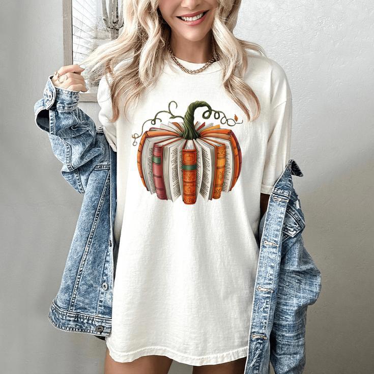 Fall Book Pumpkin Retro Reading Halloween Teacher Librarian Women's Comfort Colors T-Shirt