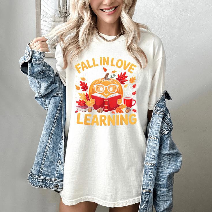 Fall In Love With Learning Pumpkin Thanksgiving Teacher Fall Women's Comfort Colors T-Shirt