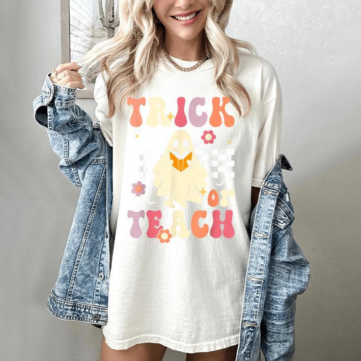 Groovy Teacher Halloween Retro Trick Or Teach Floral Ghost Women's Comfort Colors T-Shirt